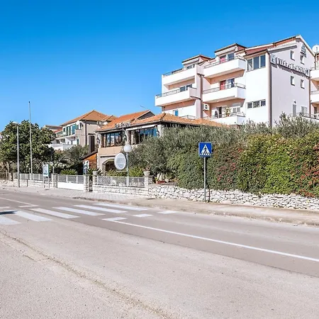 & Restaurant Barun *