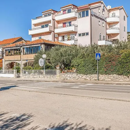 & Restaurant Barun Apartament Szybenik